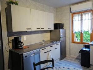 een keuken met een wastafel en een koelkast bij Domaine du Cayre in Saint-Michel-Escalus