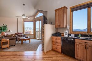 Köök või kööginurk majutusasutuses Teepee Mountain 12A Condo