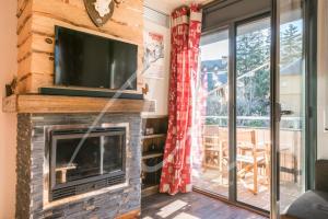 TV a/nebo společenská místnost v ubytování Beroia by SeaMount Rentals
