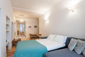 um quarto com uma cama e um sofá em FLH Downtown Aqua Apartment em Lisboa