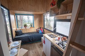 a small room with a bed in a tiny house at El Bosque de Paipa in Paipa
