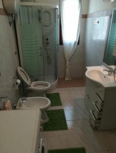 e bagno con servizi igienici, lavandino e doccia. di Casa vacanze Sardegna (Viddalba) a Viddalba