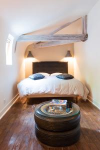 a room with a bed and a stack of tires at Domaine de Planchoury in Saint-Michel-sur-Loire