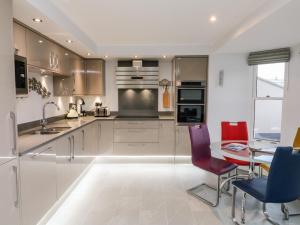 Η κουζίνα ή μικρή κουζίνα στο 1 Arlington Villas