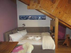 um quarto com uma cama grande e uma escada de madeira em Chalet Montfort em Sonthofen