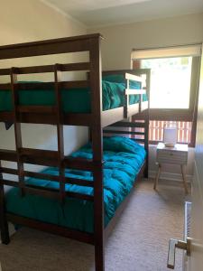 Двухъярусная кровать или двухъярусные кровати в номере Departamento Sector Nevados de Chillan Wentrukal Turismo