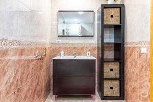 A bathroom at Flatguest Ingenio + 2 Bdr + Wifi + 4PAX