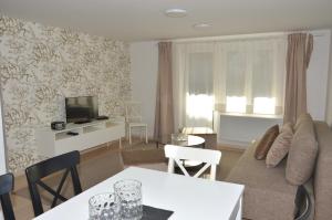 sala de estar con sofá y TV en Apartments Villa AnnaMaria, en Bled