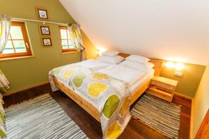 Łóżko lub łóżka w pokoju w obiekcie Ferienhaus Höllberg