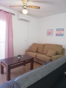 Ein Sitzbereich in der Unterkunft Apartamento Naturista en primera línea en Natura World!