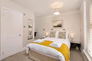 une chambre avec un lit avec une couverture jaune dans l'établissement Redhouse, à Salisbury 4 autres photos
