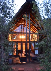 ピラネスバーグにあるKgorogoro Lodgeの窓が多い小さなガラス張りの家
