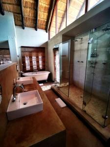 Ett badrum på Kgorogoro Lodge