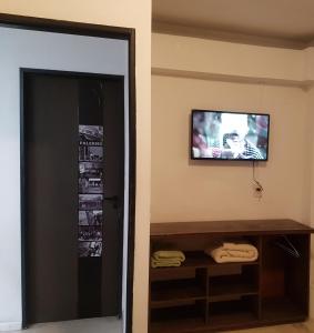 TV a/nebo společenská místnost v ubytování Hostel Carlos Gardel