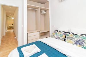 Cama o camas de una habitación en Superb Apartment near Madrid Rio by Batuecas
