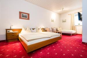 Posteľ alebo postele v izbe v ubytovaní Hotel Goldener Hirsch