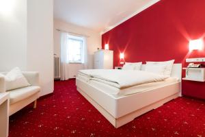 Posteľ alebo postele v izbe v ubytovaní Hotel Goldener Hirsch