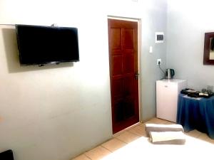 Télévision ou salle de divertissement dans l'établissement Ankuweni Guest house