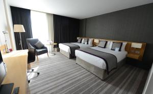מיטה או מיטות בחדר ב-Crowne Plaza Newcastle - Stephenson Quarter, an IHG Hotel
