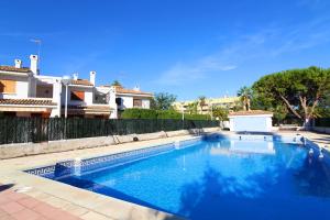 Πισίνα στο ή κοντά στο Global Properties, Adosado en la playa con piscina