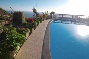 Bassein majutusasutuses Arcos Grand Suites with pool või selle lähedal