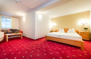 Posteľ alebo postele v izbe v ubytovaní Hotel Goldener Hirsch + 17 fotografií