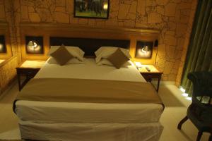 Una cama o camas en una habitación de Hotel Galaxy