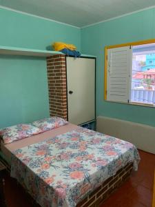 1 dormitorio con cama y ventana en Casa Morro de São Paulo, en Morro de São Paulo