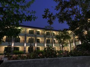 an exterior view of a building at night at โรงแรมกอดหมอน in Nakhon Pathom