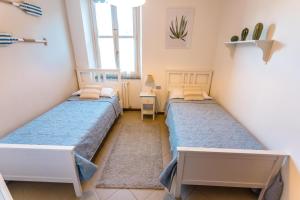 מיטה או מיטות בחדר ב-Porto Azzurro Apartment