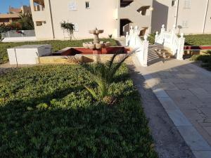 Ein Garten an der Unterkunft Apartamento Naturista en primera línea en Natura World!