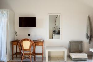 TV a/nebo společenská místnost v ubytování Kanso Rooms