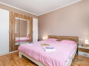 Un pat sau paturi într-o cameră la Rona apartments Smokva