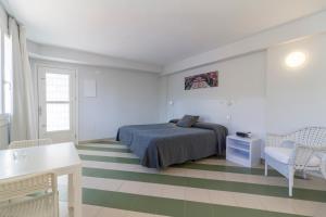 Een bed of bedden in een kamer bij Apartamentos Sunway Amapola