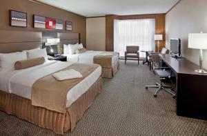 Postel nebo postele na pokoji v ubytování Wyndham Gatineau-Ottawa & Conference Centre + 34 fotografií