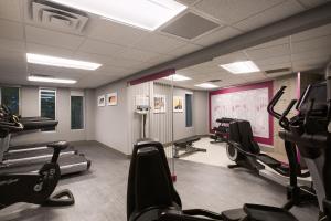 The fitness centre and/or fitness facilities at Crowne Plaza Portland - Lake Oswego, an IHG Hotel