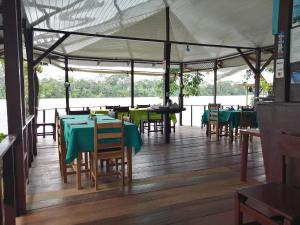 uma área de refeições com mesas e cadeiras numa tenda em Chinitas Eco Lodge em Tortuguero