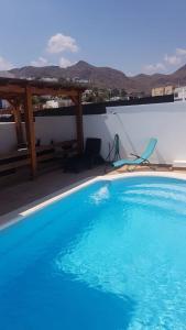 ein großer blauer Pool auf einem Dach in der Unterkunft apartamento el molino con piscina privada in Las Negras