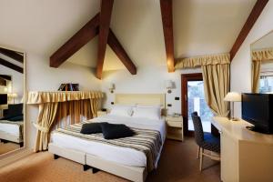a hotel room with a bed and a television at Hotel Giudecca Venezia in Venice