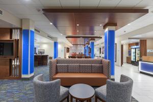 O zonă de relaxare la Holiday Inn Express & Suites Tulsa South - Woodland Hills by IHG