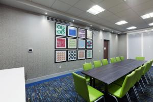 Zona de afaceri și/sau sala de conferințe de la Holiday Inn Express & Suites Tulsa South - Woodland Hills by IHG +37 fotografii