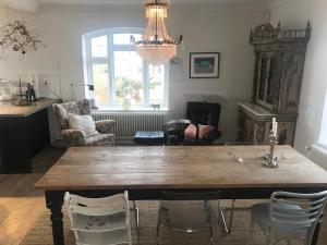 uma sala de estar com uma mesa de madeira e cadeiras em Big and beautiful Villa in Nyhamnsläge em Nyhamnsläge