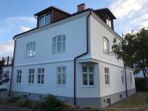 uma casa branca com um telhado de gambrel em Big and beautiful Villa in Nyhamnsläge em Nyhamnsläge