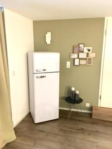 frigorifero bianco in una stanza con tavolo di One - ONE SEVEN a Coblenza