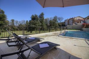 Bazén v ubytovaní Charming villa Aurora with private pool 200m from the beach for up to 10 persons - WiiBuk alebo v jeho blízkosti