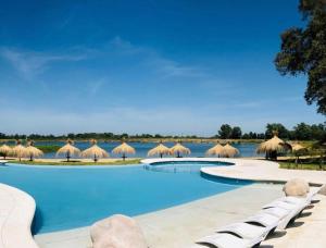 The swimming pool at or close to Howard Johnson Resort & Convention Center Ezeiza