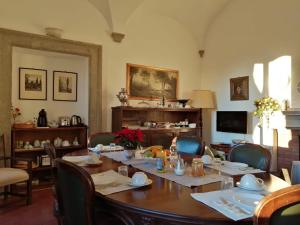 un comedor con una mesa larga y sillas en Vigna dell'Agrifoglio - Bed and Breakfast, en Velletri