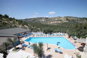 an overhead view of a pool with chairs and umbrellas at Agriturismo AgriCostella Vieste, Piscina e Parcheggio in Vieste