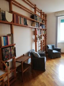 羅馬的住宿－Casa Pinturicchio，客厅配有书架,书架上装满了书籍