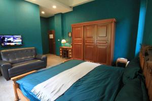 1 dormitorio con cama, sofá y TV en Find Alice Homestays, en Tongxiao